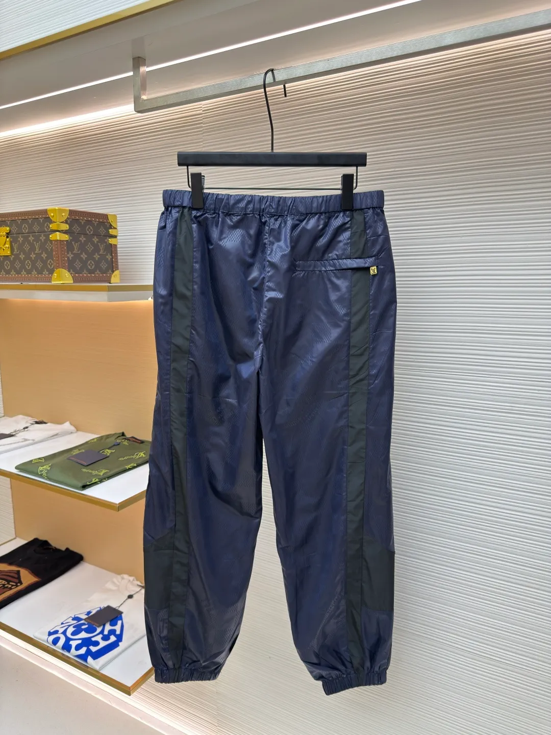 LOUIS VUITTON dark pattern checkerboard sweatpants ●Authentic product: 10800 purchase and development ●Item number: 1680589-A75 ●Fabric: nylon jacquard cloth ●Technology: fabric splicing ●Version: fitted version ●Weight: about 225 grams ●Size: 46-48-50-52 ●Description: Customized checkered technical nylon jacquard fabric, fine mesh, fabric splicing, customized 1:1 zipper Trademark, the overall wiring is straight and delicate, the fabric is comfortable and soft, the color is consistent and there is no color difference. It can be matched with the same style to create a fashionable look and control various occasions. Customized accessories, complete with three labels, same style for men and women!